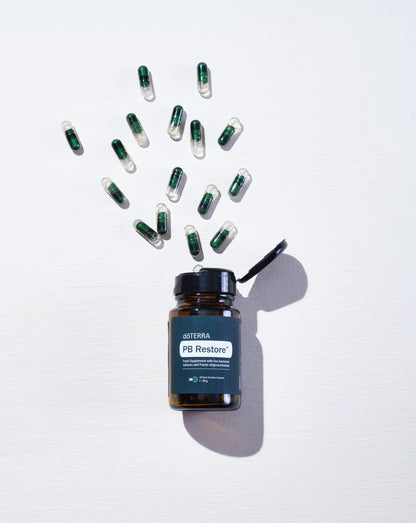 PB Restore dōTERRA, flacon et gélules sur fond blanc