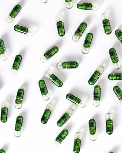 PB Restore dōTERRA, gélules vertes en gros plan