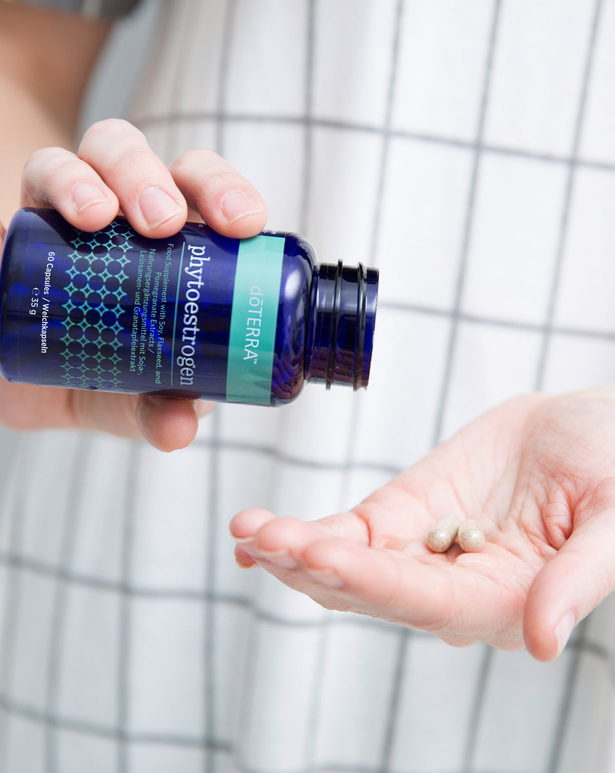 Complexe de phytoœstrogènes Women dōTERRA, capsules versées dans la main