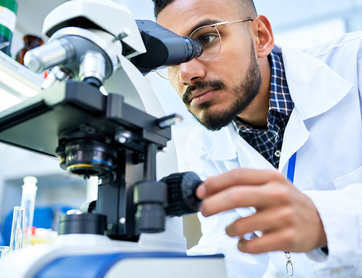Analyse au microscope dans un laboratoire de contrôle qualité