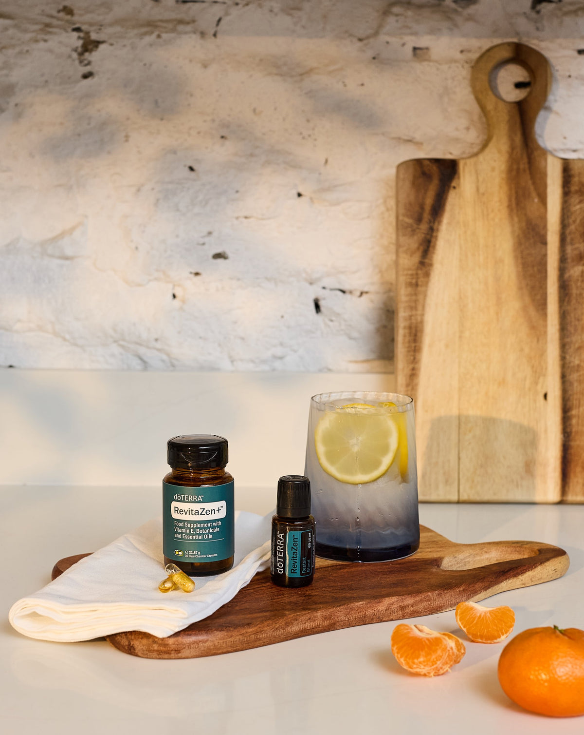 RevitaZen+ dōTERRA, flacon et huile avec verre citronné