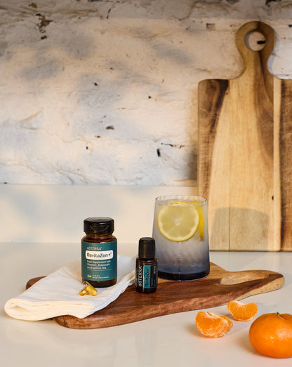 RevitaZen+ dōTERRA, flacon et huile avec verre citronné