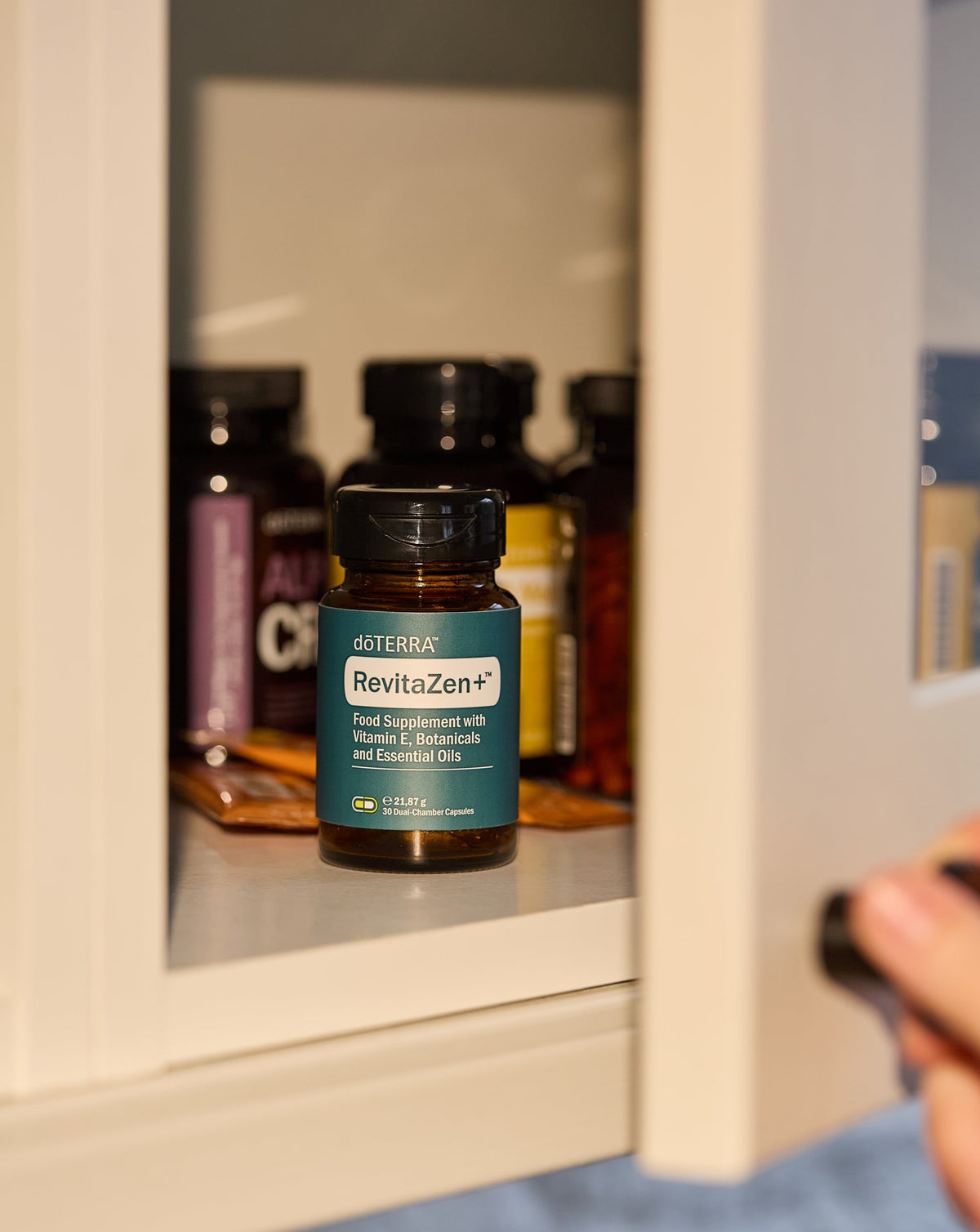 RevitaZen+ dōTERRA, flacon rangé dans un placard