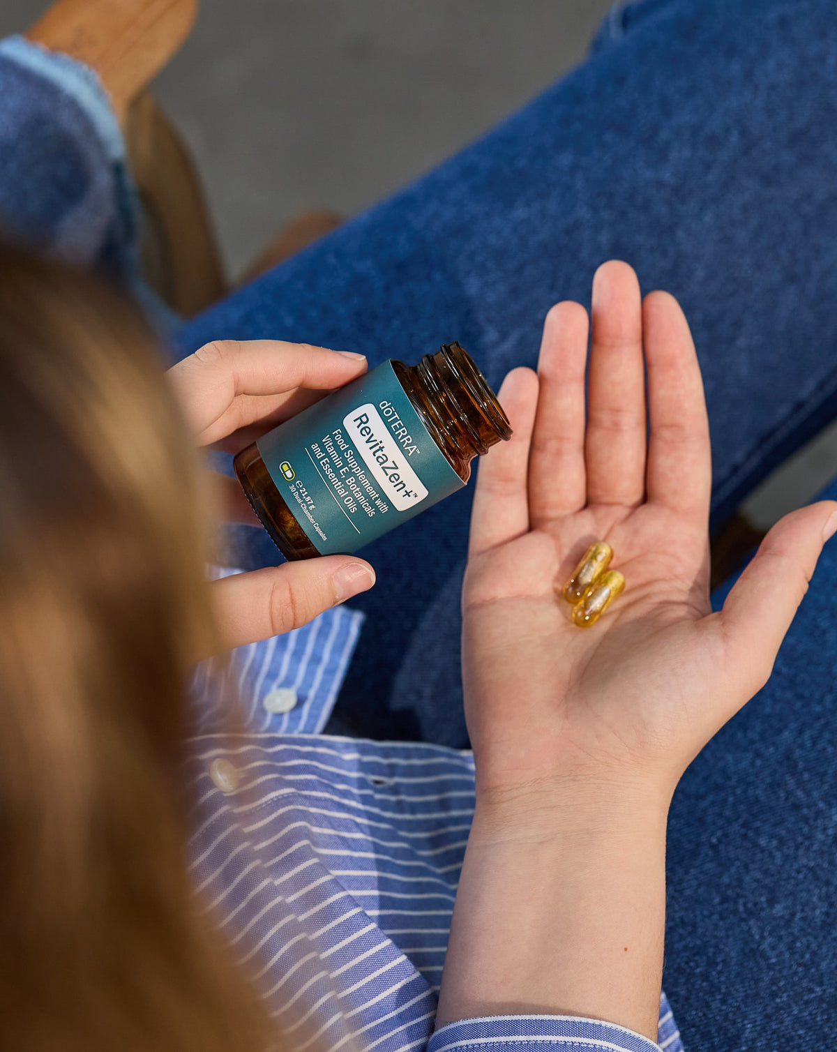 RevitaZen+ dōTERRA, gélules dans la main