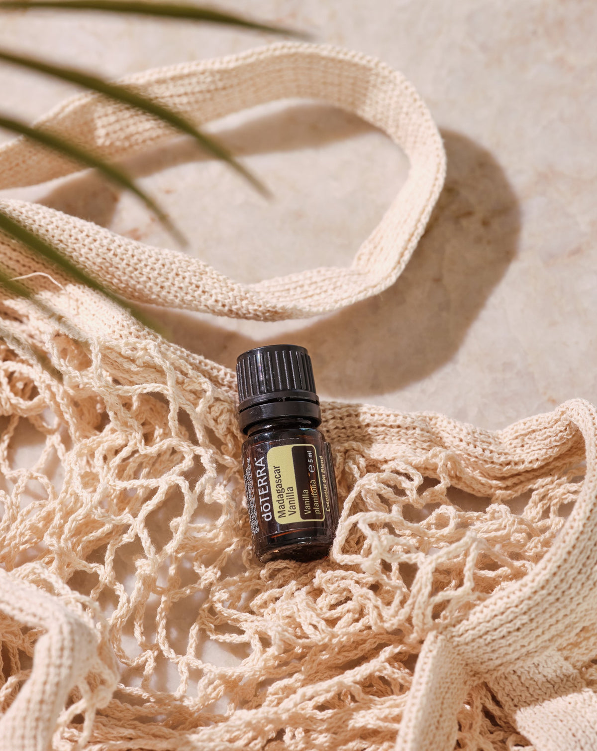 Vanille de Madagascar dōTERRA, flacon sur un filet en coton