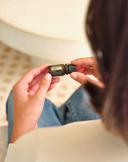 Vanille de Madagascar dōTERRA, flacon tenu entre les doigts