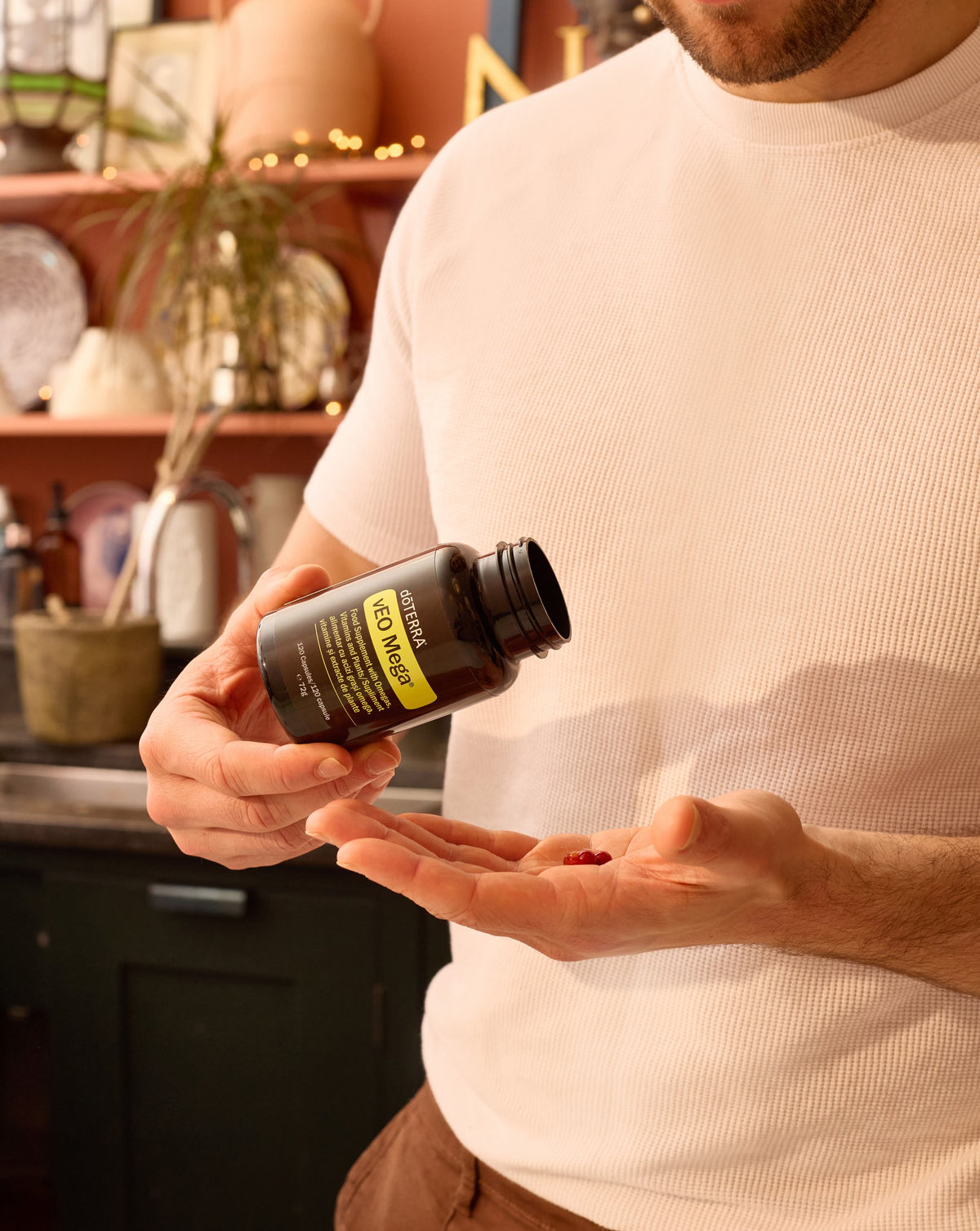 vEO Mega dōTERRA, capsules versées dans la main