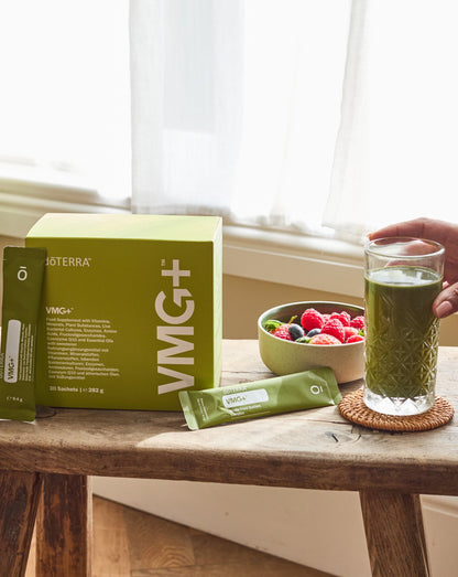 VMG+ dōTERRA, boîte de 30 sachets et boisson verte