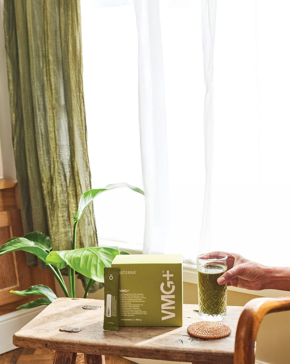 VMG+ dōTERRA, boîte et boisson préparée sur une table