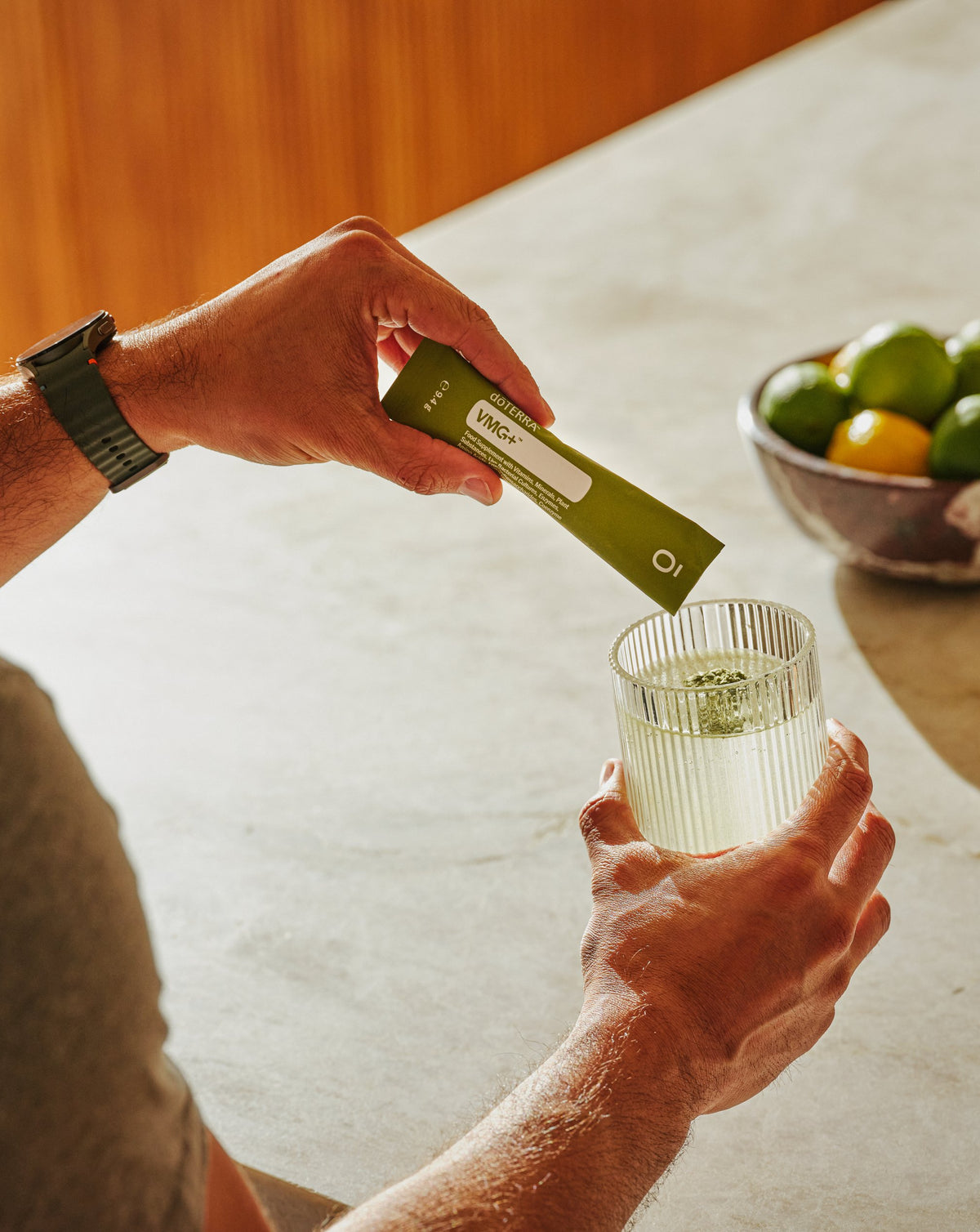 VMG+ dōTERRA, sachet versé dans un verre