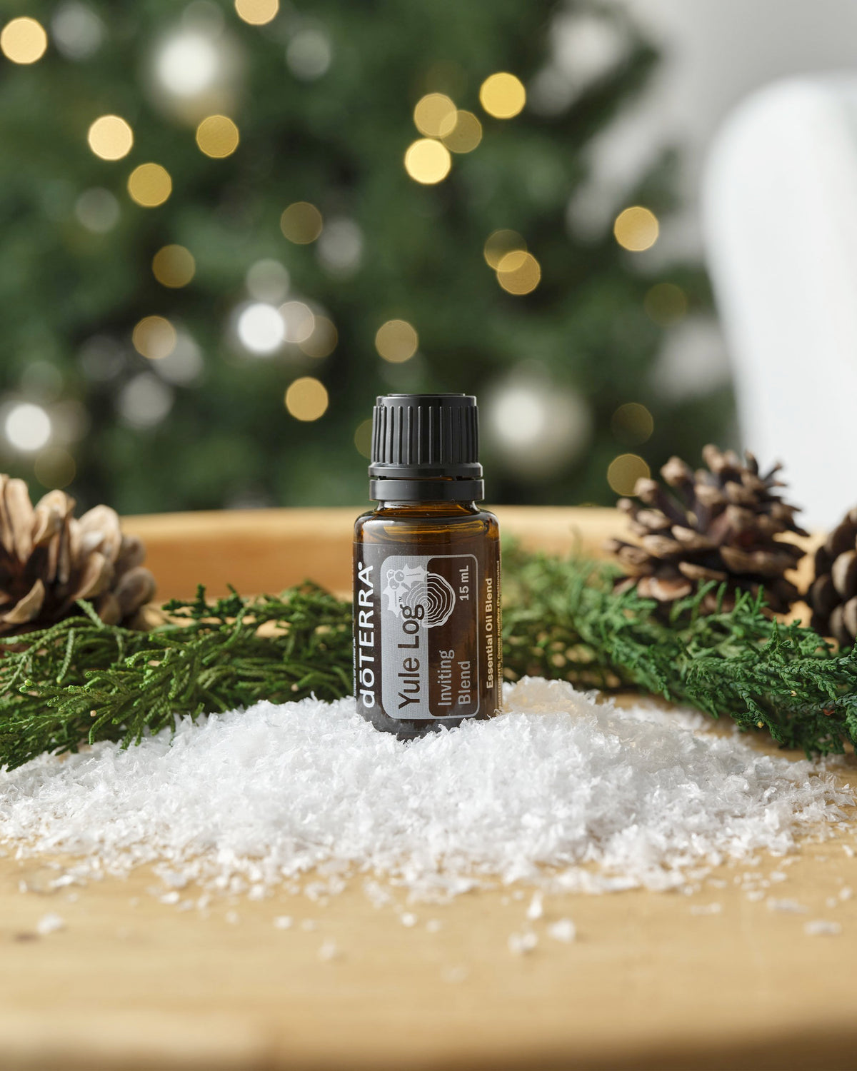 Yule Log mélange d'huiles essentielles dōTERRA, flacon avec sapin enneigé