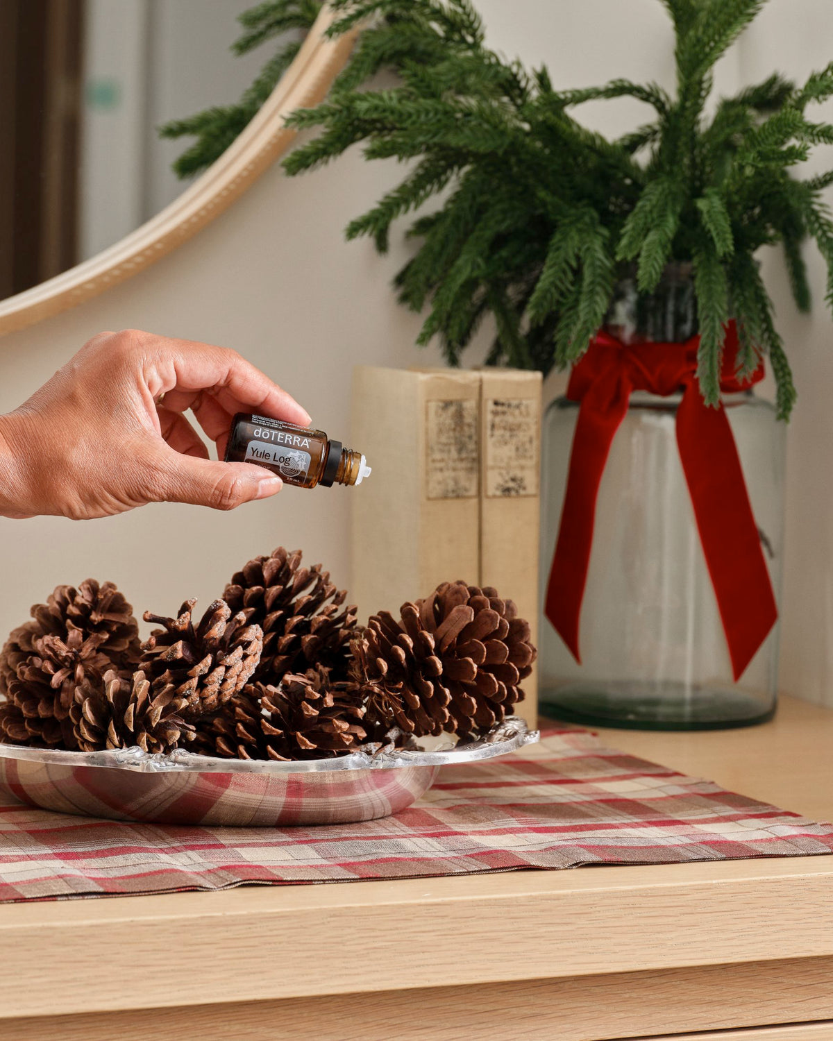 Yule Log mélange d'huiles essentielles dōTERRA, flacon avec pommes de pin