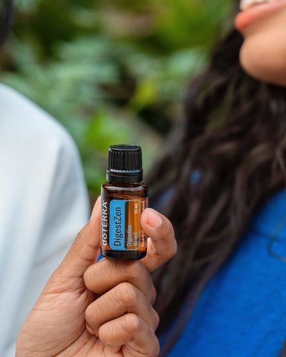 ZenGest mélange d'huiles essentielles dōTERRA, flacon tenu par une femme