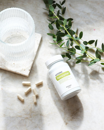 ZenGest TerraZyme dōTERRA, flacon, verre d'eau et capsules